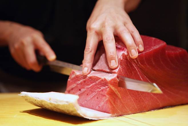 미쉐린 가이드 별 세 개를 받은 일본의 스시야 '스시 교텐'에서 참치를 손질하는 장면. 최고급 참치만을 고집하는 스시 교텐은 1년에 참치 구입비로 약 4억원을 쓴다고 했다.