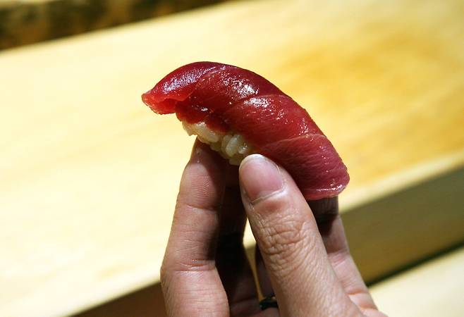 '아카미'라 불리는 참치 붉은 살 스시