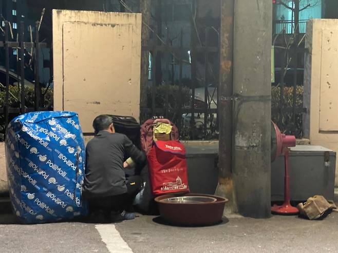 25년째 살고 있는, 엘리베이터 없는 4층 빌라를 치우고 있는 글쓴이의 아버지. 내년에 엄마가 돌아오기 좋은 환경으로 만들기 위해 집 청소를 하고, 대형 폐기물 신고 작업을 하고 있었단다./사진=독자님 제공.