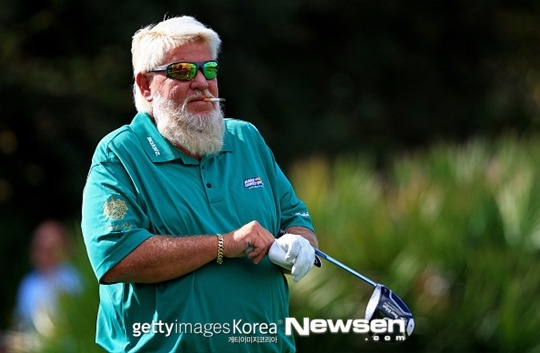 이번 대회 프로암 경기에서 스스럼없이 흡연을 하는 영원한 악동 존 댈리.