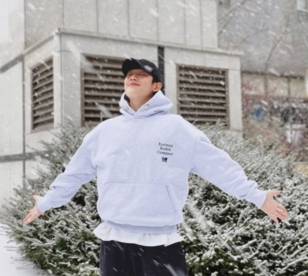 Actor Jung Hae In has reported on the latest.Jung Hae In posted a picture on his 18th day with an article Snowdrop day on his instagram.In the open photo, Jung Hae In is dressed in comfortable clothes and poses in the snowy outdoors.Meanwhile Jung Hae In appears on JTBCs JTBC Saturday Drama Snowdrop: Snowdrop with the Black Pink Index.Photo: Jung Hae In SNS