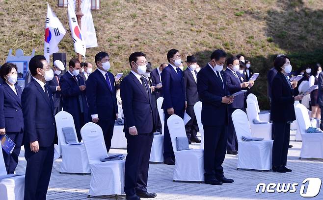 이용섭 광주시장이 지난달 3일 오전 서구 화정동 학생독립운동기념탑에서 열린 '제92주년 학생독립운동' 기념식에 참석해 유은혜 부총리 겸 교육부장관, 김영록 전남도지사, 애국지사, 등 참석자들과 학생의날 노래를 제창 하고 있다.(광주시 제공)2021.11.3/뉴스1 © News1