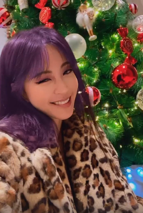 Seoul = = Actor Han Ye-seul transformed into purple hair.Han Ye-seul posted the video on his Instagram story on the 18th.The released video shows Han Ye-seul, who is shooting a self-image with a Christmas tree.Especially, Han Ye-seul, dyed purple, caught the eye with a visual that perfectly digests intense styling in a leopard pattern per jacket.Meanwhile, Han Ye-seul made a public comment on his devotion to his 10-year-old lover through his instagram in May, and has been telling his recent news through Instagram.