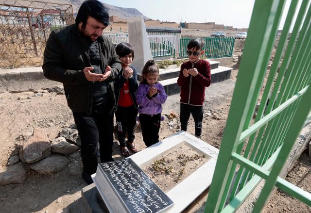 지난달 아프가니스탄 카불에서 8월 미군의 드론 공습으로 숨진 민간인 희생자의 가족들이 묘지를 찾아 추모하고 있다. 카불=로이터 연합뉴스