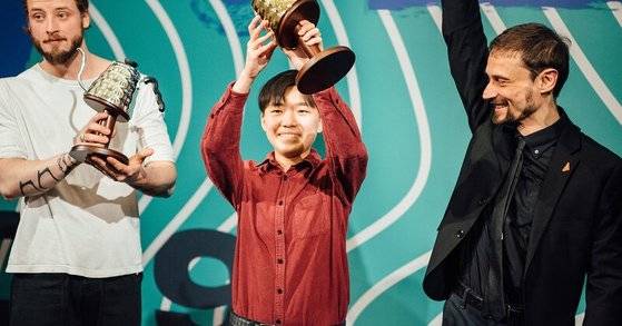 커피 좀 아는 사람들에게 이카와는 유명한 브랜드다. 월드 브루어스 컵 대회에서 많은 선수들이 이카와로 로스팅한 원두를 사용해 좋은 성적을 낸 바 있다. 사진은 2019 월드 브루어스컵 챔피언에서 1위를 차지한 두 지아 닝(가운데)이다. 그 역시 이카와를 사용한 원두로 서브해서 1위를 차지 했다. [사진 빈씬 매거진]