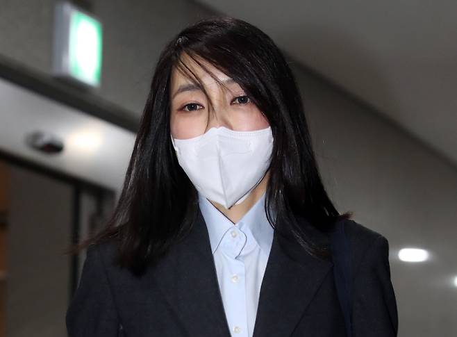 국민의힘 윤석열 대선 후보의 배우자 김건희 씨가 15일 서울 서초구 자택에서 나와 자신의 사무실로 향하고 있다. [사진 출처 = 연합뉴스]