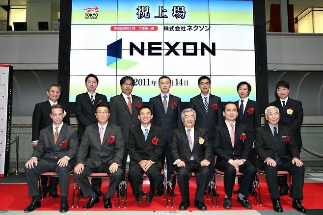 김정주 넥슨 창업주(앞줄 왼쪽 세번째)가 2011년 12월 14일 일본 도쿄증권거래소 상장 기념촬영을 하고 있다. /사진=넥슨