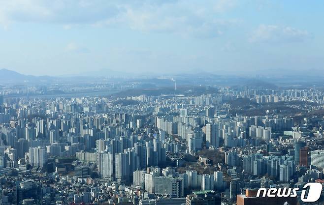 (서울=뉴스1) 권현진 기자 . 사진은 서울 남산에서 바라본 마포구 일대. 2021.12.17/뉴스1