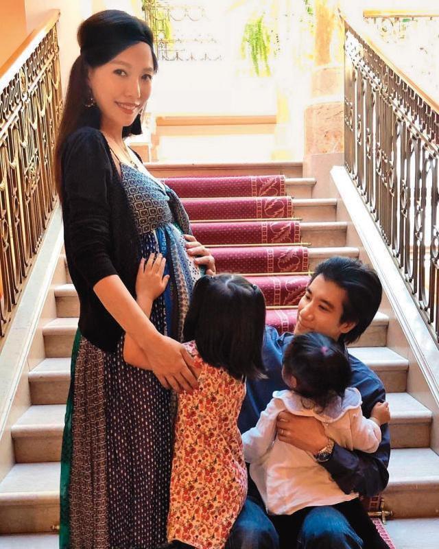 왕리홍과 그의 전 부인 리징레이가 함께 셋째 아이 임신을 발표할 당시 공개한 모습.(사진=웨이보)