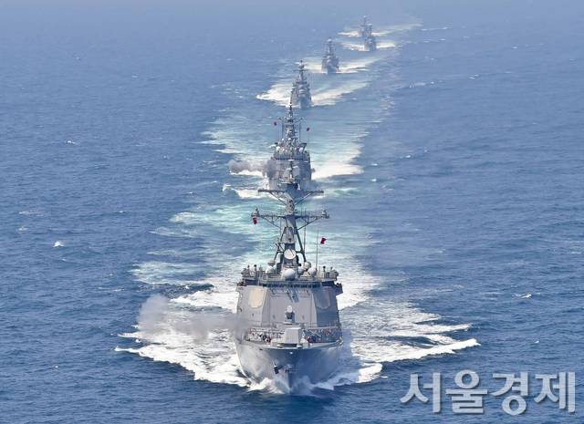 한국 해군 및 일본 해상자위대의 구축함 등이 지난 2017년 12월 15일 요코스카 인근 해상에서 평화적이고 인도적 목적의 수색 및 구조훈련을 실시하고 있다. 김대중 정부 시절이던1999년부터 2년마다 진행됐으나 문재인 정부 출범 후엔 2017년 12월의 훈련을 마지막으로 중단 상태다/사진제공=해군