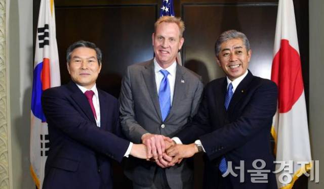 제 12차 한미일 국방장관회의가 지난 2016년 6월 2일 아시아안보회의 회담장인 싱가포르 샹그릴라 호텔에서 열리고 있다. 왼쪽부터 당시 직책기준으로 정경두 국방장관, 패트릭 섀너핸 미 국방장관 대행, 이와야 다케시 일본 방위상. /사진제공=국방홍보원
