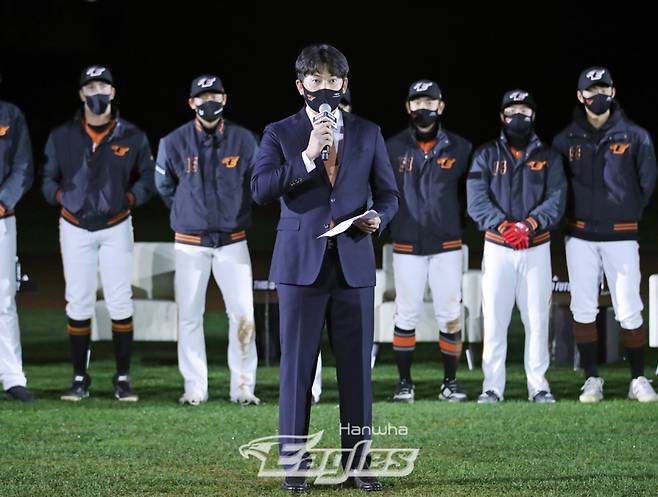 ▲ 한화 이성열이 10월 30일 대전 두산전 직후 구단이 마련한 은퇴식에서 소감을 밝히고 있다. ⓒ한화 이글스