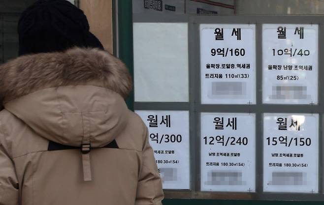 서울 아파트 월세지수가 역대 최고치를 기록한 가운데 12일 서울 송파구 공인중개사무소에 월세 관련 정보가 붙어있다. KB부동산 월간주택가격동향에 따르면 11월 서울 아파트 월세지수는 108.6으로 관련 통계 작성 이후 최고치를 기록했다. (사진=뉴시스)
