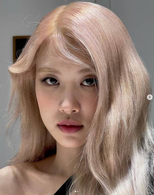 BLACKPINK Rosé boasted a glamorous beauty with a selfie.Rosé posted two photos on his Instagram account on Wednesday night without much vent.In the photo, Rosé is staring at Came in a expressionless manner, especially in close close-up shots, with three-dimensional features and humiliating goddess beauty.On the other hand, Rosés group BLACKPINK released its first full-length album THE ALLBUM this year, ranking first in the iTunes album charts in 57 countries including the United States.The album has sold more than 1.2 million copies in total, making it the first million seller of the K-pop girl group.