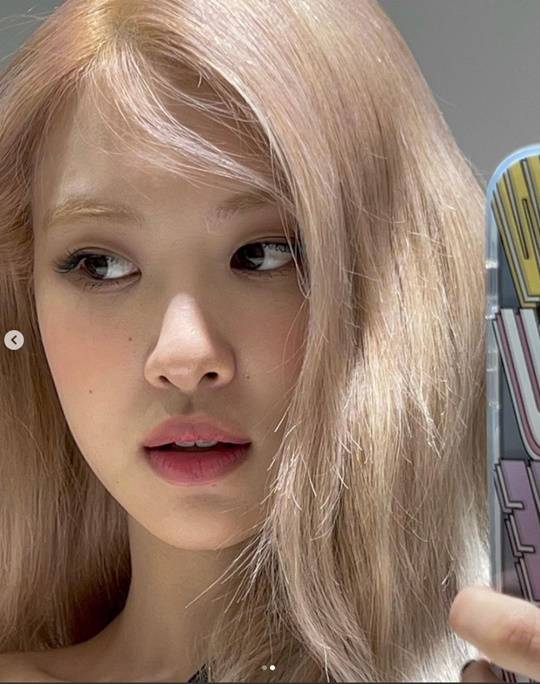 BLACKPINK Rosé boasted a glamorous beauty with a selfie.Rosé posted two photos on his Instagram account on Wednesday night without much vent.In the photo, Rosé is staring at Came in a expressionless manner, especially in close close-up shots, with three-dimensional features and humiliating goddess beauty.On the other hand, Rosés group BLACKPINK released its first full-length album THE ALLBUM this year, ranking first in the iTunes album charts in 57 countries including the United States.The album has sold more than 1.2 million copies in total, making it the first million seller of the K-pop girl group.