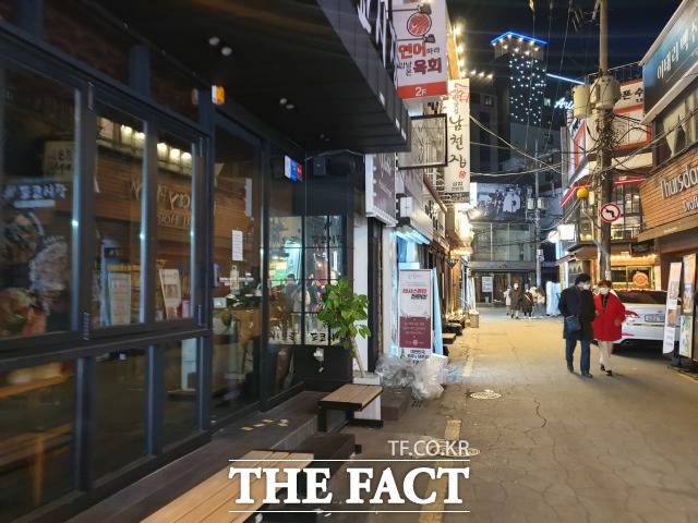 사회적 거리두기가 다시 강화된 첫날인 18일 오후 9시 30분쯤 부산 서면 쥬디스태화 인근 거리는 한산했다./부산=조탁만 기자.