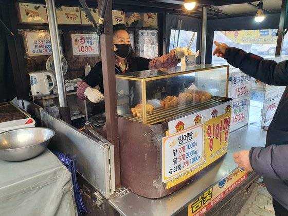 서울 노원구에서 노점을 운영하는 김회숙씨는 올해 7년 만에 붕어빵 가격을 올렸다.