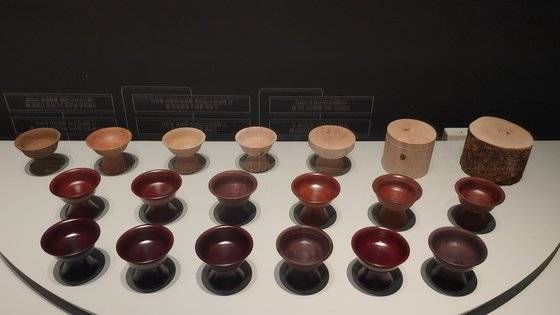 국립중앙박물관 '칠, 아시아를 칠하다'전. 생나무로 목기를 깎은 뒤 옻칠을 겹겹이 해 색을 내는 과정을 나타냈다. 김정연 기자