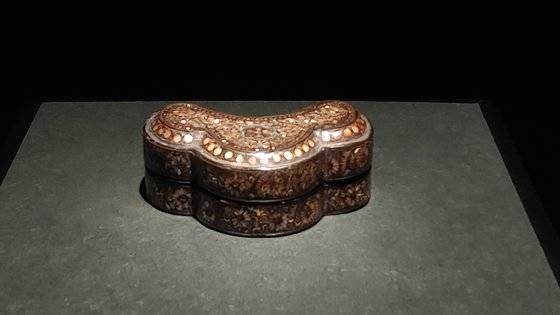 국립중앙박물관 '칠, 아시아를 칠하다'에서 처음 공개한 '나전 대모 칠 국화 넝쿨무늬 합'. 고려 시대 작품으로, 2020년 일본에서 환수해온 작품이다. 김정연 기자