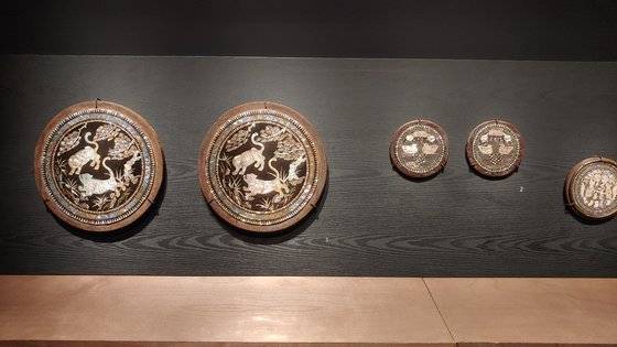 까다로운 제작과정과 비싼 재료 탓에 양반가에서만 쓰던 나전칠기는 조선 후기 들어 평민층에도 퍼졌다. 사군자, 포도넝쿨 등 무늬가 많던 조선 전기 작품에 비해, 조선 후기에는 복을 비는 문구를 직접 새겨넣거나 호랑이, 원앙 같은 일상적인 상징을 넣은 물품도 많아졌다. 배게 양 옆을 막는 배겟모, 서류함 등 일상적인 물품에도 나전칠기가 쓰였다. 김정연 기자