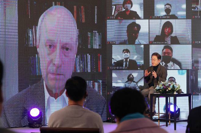 이재명 더불어민주당 대선후보가 21일 서울 중구 정동1928 아트센터 이벤트홀에서 마이클 샌델 하버드대 교수와 ‘대전환의 시대, 대한민국은 어떻게 공정의 날개로 비상할 것인가’의 주제로 화상 대담을 하고 있다. 이번 대담에는 온라인을 통해 공개 모집한 국민참여단 현장 패널 15명도 참석했다. (사진=연합뉴스)