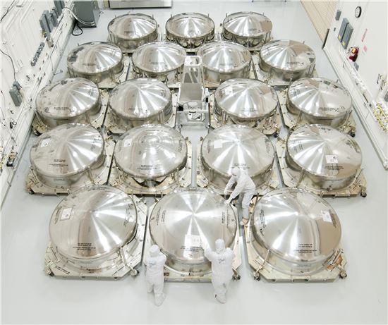 ▲제임스웹우주망원경에는 18개의 거울이 장착된다.[사진제공=NASA]