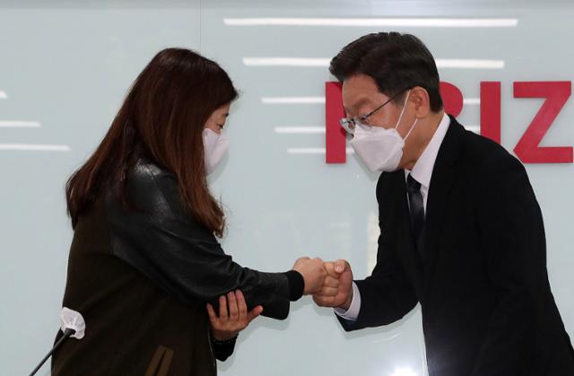 이재명(오른쪽) 더불어민주당 대선 후보가 20일 서울 여의도 중소기업중앙회에서 열린 소상공인, 자영업자 피해 단체와의 간담회에서 참석자들과 주먹 인사를 하고 있다. 뉴스1