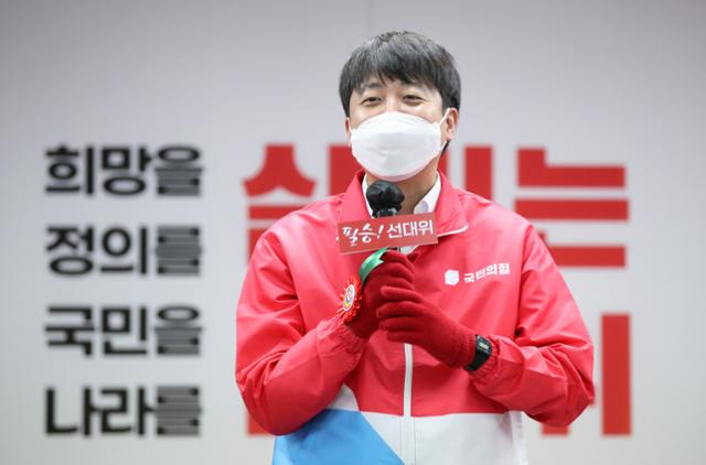 이준석 상임선대위원장이 11일 강원도 춘천 국민의힘 강원도당에서 열린 강원도 선거대책위원회 출범식에서 인사말하고 있다. 뉴시스