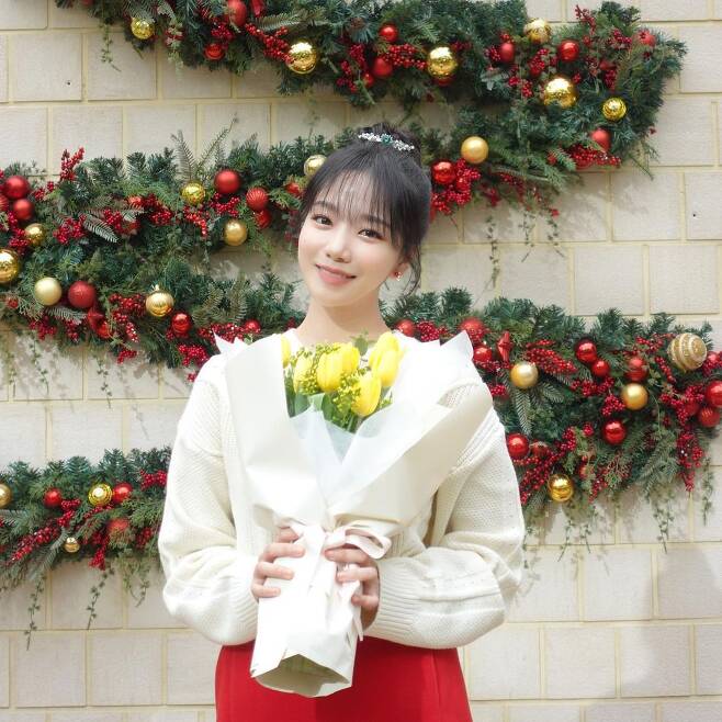 Jo Yu-ri from group IZ*ONE showed off his fresh visuals and focused on netizens attention.On the 20th, Jo Yu-ri posted two photos on his personal instagram with an article entitled Why do not you make a special day with flowers for precious people? I should present a special day to GLASSY today, just wait a little.Jo Yu-ri, in the public photo, is pictured with a bouquet of flowers, especially his beautiful visuals, which drew the admiration of the viewers.The netizens who saw this had various reactions such as This is a person, an angel, Choguri ~, My sister is a long time.iMBC  Photo Source Jo Yu-ri Instagram