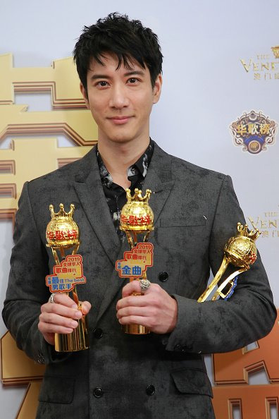 '왕리홍' / MACAO, CHINA - AUGUST 30: Singer-songwriter Leehom Wang poses with trophies during 2019 Beijing Pop Music Awards ceremony at Cotai Arena on August 30, 2019 in Macao, China. (Photo by VCG/VCG via Getty Images)