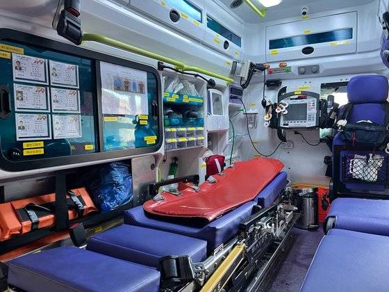 지난 18일 새벽 병상을 배정받지 못한 코로나19 확진 산모가 구급차 안에서 아이를 출산했다. 아이가 태어난 구급차량 안 모습. 사진 양주소방서