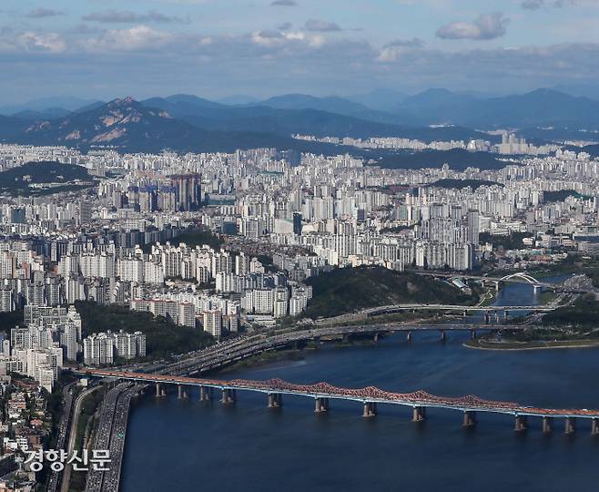 항공에서 바라본 서울 성동구 지역에 아파트가 빽빽하게 들어서 있다./ 한수빈 기자