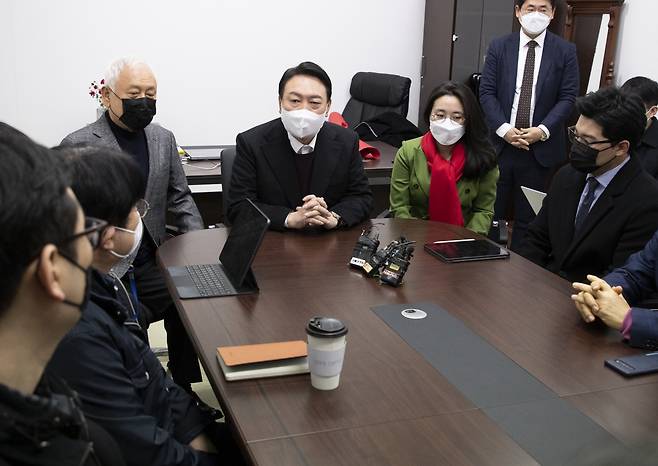 윤석열 국민의힘 대선 후보(가운데)가 지난 20일 서울 여의도 새시대준비위원회 사무실에서 열린 영입인사 환영식에서 인사말을 하고 있다. 왼쪽은 김한길 새시대준비위원회 위원장, 오른쪽은 새시대준비위원회 수석부위원장으로 영입된 신지예 한국여성정치 네트워크 대표. [연합]
