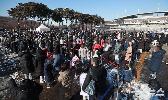 지난 19일 오후 서울 마포구 월드컵공원 평화광장에 마련된 임시 선별검사소에서 시민들이 검사를 받기 위해 대기하고 있다. 황진환 기자