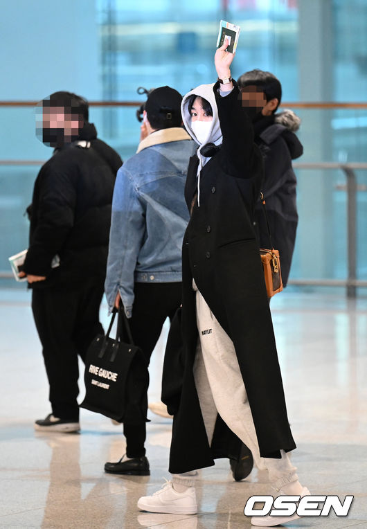 Idol group Monsta X (MONSTA X) arrived at Incheon International Airport on the afternoon of the 21st after the promotion at United States of America.Detective Monsta X greets fans as he leaves the arrival hall. 2021.12.21