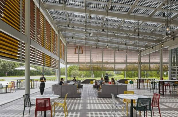 미국 맥도날드는 지난해 10월 플로리다 월트디즈니랜드 리조트에 743㎡ 규모의 친환경 플래그십스토어(마케팅 거점 매장) ‘에너지 제로 하우스’를 개장했다. 자가 발전으로 필요한 에너지를 100% 자체 조달하며, 1066개 태양광패널로 연간 60만킬로와트시 에너지를 생산한다.