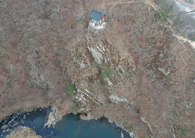 반야사 만경대에 자리한 문수전은 천길 낭떠러지에 매달리듯 자리하고 있다.