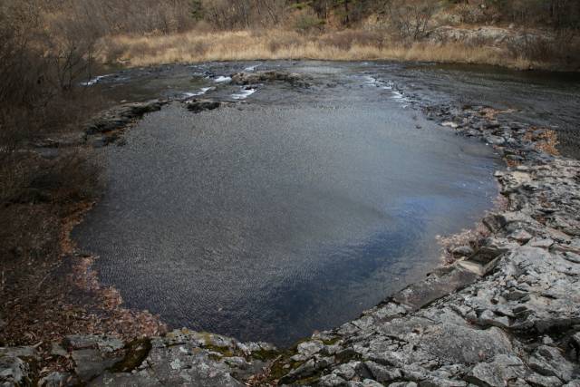 만경대 아래 영천은 세조가 목욕을 하고 피부병이 말끔히 나았다는 물웅덩이다. 누군가 일부러 만들어 놓은 듯한 모양이다.