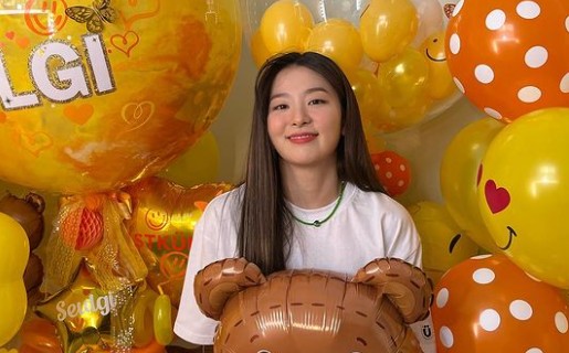 Seulgi of the group Red Velvet reported on the latest.On the afternoon of the 21st, Seulgi posted several photos on his instagram.In the photo, Seulgi took a picture of a bear doll made of balloons in his arms, and the appearance of a bright smile in a space full of balloons made him lovely.In addition, numerous bouquets and bear-shaped cakes attracted peoples attention.On the other hand, Seulgi appeared on 2021 KBS Song Festival on the 17th.