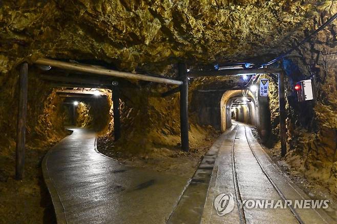 세계유산등재 노리는 일본 사도 광산 (니가타 교도=연합뉴스) 2021년 8월 19일 일본 니가타(新潟)현 사도(佐渡)시에 있는 '사도시마노킨잔'(佐渡島の金山·이하 '사도 광산'으로 표기)의 도유(道遊)갱 내부에 조명이 밝혀져 있다.
    일본 니가타현과 사도시는 사도 광산의 유네스코 세계문화유산 등재를 추진 중이며 일본 문화심의회가 일본 후보를 선정하기 위해 현재 심사 중이다.
