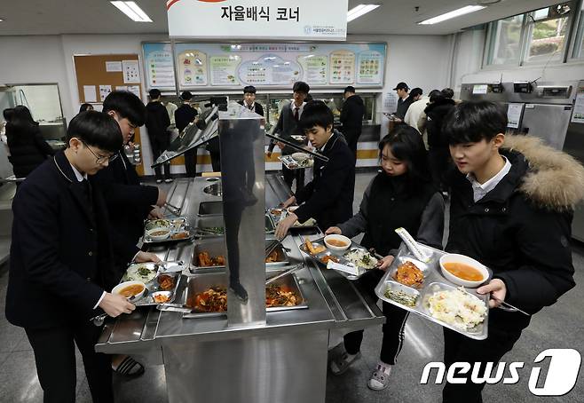 서울시 강서구 서울항공비지니스고등학교에서 고등학생들이 점심식사를 하고 있다. 2018.10.29/뉴스1 © News1 안은나 기자