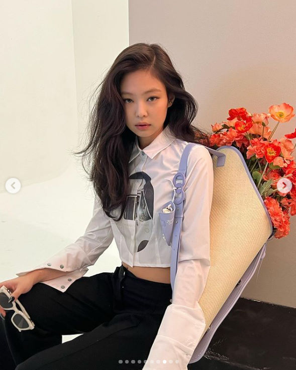 Seoul:) = BLACKPINK Jenny Kim showed off her Hwasa beautyJenny Kim posted several photos as if it were taken during a photo shoot on Tuesday.In the photo, Jenny Kim posed in a uniquely shaped bag full of red flowers, with a white shirt that also shows off her eye-popping beauty.Meanwhile, Lisa of group BLACKPINK, which Jenny Kim belongs to, was confirmed to have been confirmed COVID-19 on the 24th of last month and was cured on the 4th.Lisas COVID-19 confirmation has also minimized activities by classifying other members JiSoo, Rosé and Jenny Kim as active observers who do not need isolation for a while.