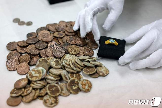 금반지는 3세기의 것으로 추정되는 로마 동전 더미 속에서 발견됐다. © AFP=뉴스1