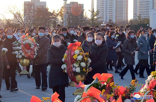 김정일 북한 국방위원장 10주기인 지난 17일 북한 각지에서 김일성·김정일 부자 동상과 태양상에 근로자들과 군 장병들, 청소년학생들이 꽃바구니와 꽃다발들을 진정했다고 조선중앙통신이 18일 보도했다. 평양 조선중앙통신/연합뉴스