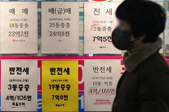 [서울=뉴시스] 권창회 기자 . 사진은 21일 오후 서울 강남구 대치동 내 부동산 모습. 2021.12.21.
