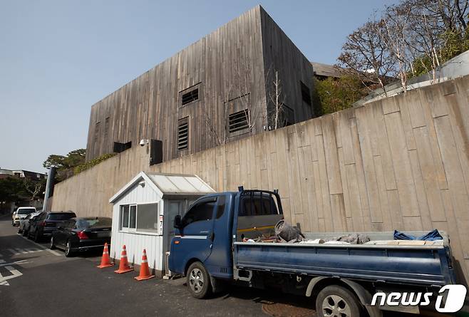 (서울=뉴스1) 이재명 기자 = 개별 단독주택 공시가격이 공개된 19일 전국에서 가장 비싼 단독주택인 고 이건희 삼성그룹 회장의 한남동 자택이 올해 공시가가 430억원을 돌파한 것으로 나타났다.   사진은 이날 오후 서울 용산구 고 이건희 삼성그룹 회장의 자택. 2021.3.19/뉴스1