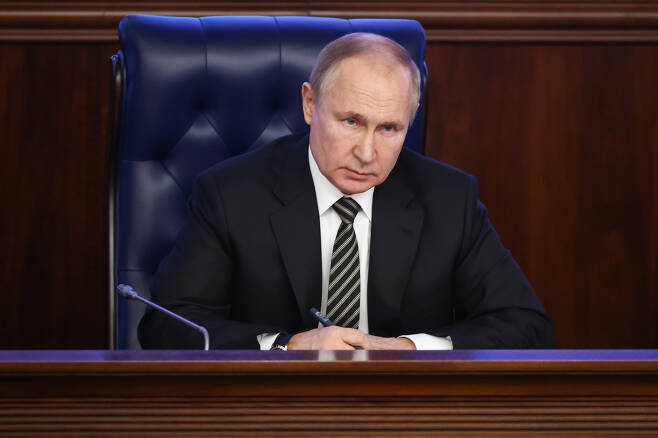 블라디미르 푸틴 러시아 대통령이 21일(현지시간) 모스크바에서 열린 러시아 국방부 확대 간부회의에 참석해 발언하고 있다. [TASS]