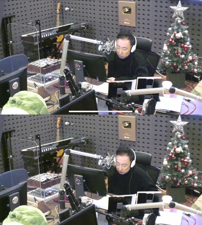 Broadcaster Park Myeong-su told Lee Kyung-kyus daughter Lee Ye-rims wedding anecdote.On December 22, KBS Cool FM Park Myeong-sus Radio show, Park Myeong-su was selected as a famous Choice corner.On the day, Park Myeong-su recommended White Interiors to listeners who were considering honeymoon home Interiors; he replied, Of course White Paper.If you use a lot of ones, its good at first, but if you live, its like a pension and its not like my house. Basically, if you do white tone, the house looks bigger.Two years later, they say theyre tired of Interiors. I think its better to do the whole white and the bright wood on the floor.If you mix pots and glass in eco style, you do not get tired of the house atmosphere. One listener asked, Would you like my wife to take care of my bankbook? Then Park Myeong-su said, Give me, dont let me spend money.I can tell you how hard I make money and do not spend it. I would like to organize and manage my bankbook and prevent deposits and withdrawals. I could be cursed, but I think so, he added.Another listener said: Would we go to say Friend, who has been in contact in three years, is getting married, but for reference, he didnt come to my wedding, said Park Myeong-su.I told you a few days ago. I didnt invite him to the Ji Suk-jin wedding, but I dragged him away.He cried and said, Thank you, Seok Jin-ah. He was imprinted on you as a human and wonderful person. Go manage your relationship. Meanwhile, Lee Kyung-kyus daughter Lee Ye-rim married Kim Young-chan, a soccer player, on the 11th.