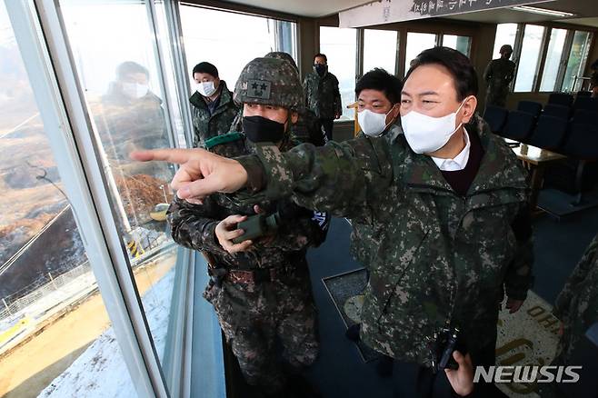 [서울=뉴시스] 국회사진기자단 = 윤석열 국민의힘 대선 후보가 20일 강원도 철원 육군 3사단 백골OP(Observation Post, 관측소)를 방문해 손식 사단장의 설명을 들으며 북측을 바라보고 있다. 2021.12.20. photo@newsis.com