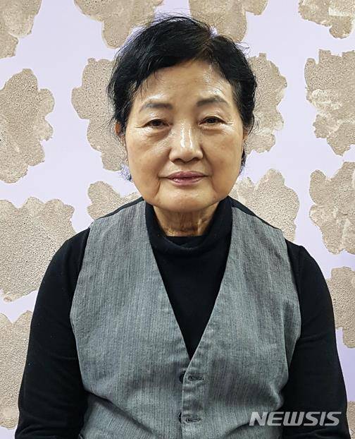 [서울=뉴시스]홍정희 화백. 사진=2GIL29 GALLERY 제공.